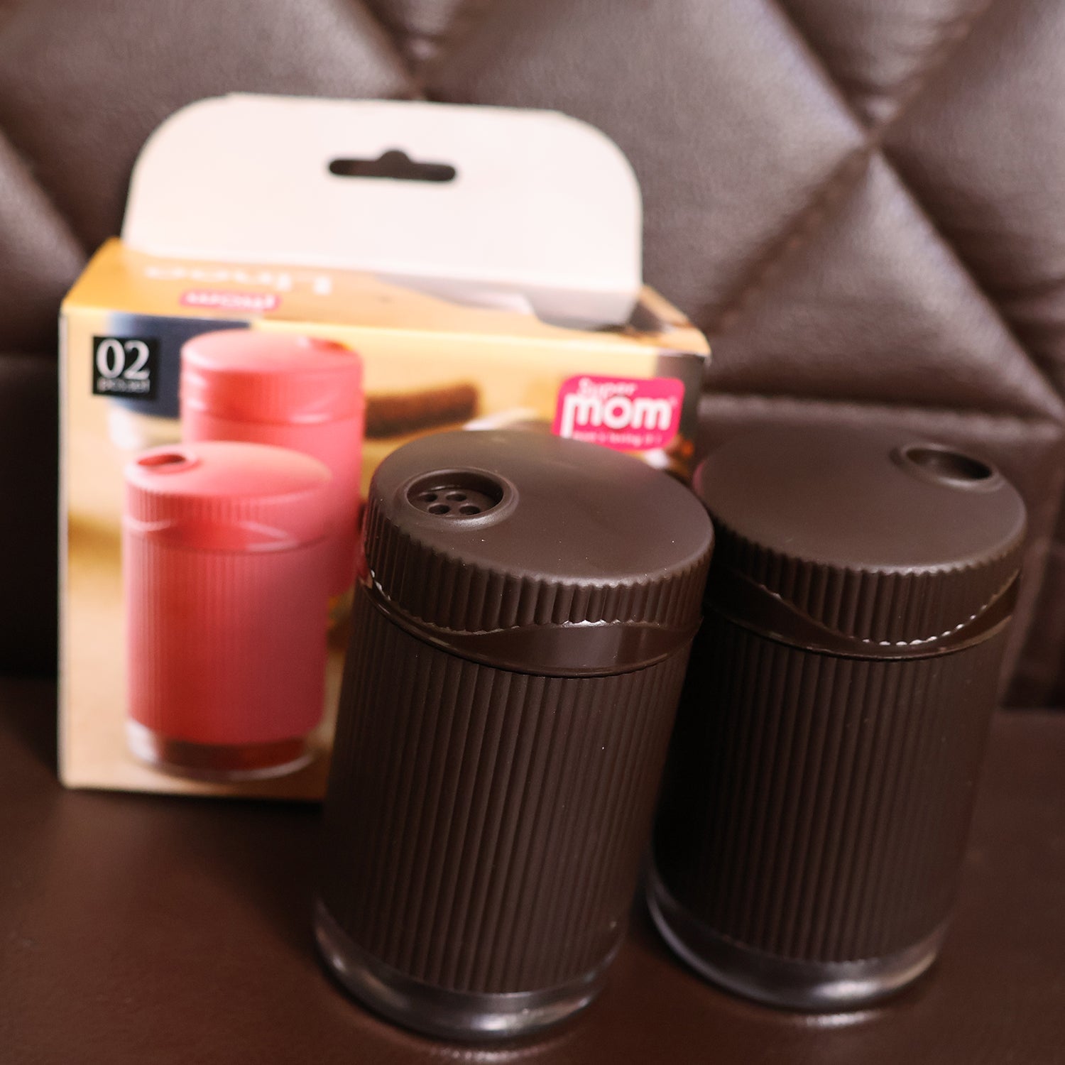 Supermom Linoo Salt & Pepper Dispenser Set (2 Pc) Supermom Linoo Salt & Pepper Dispenser Set (2 Pc)